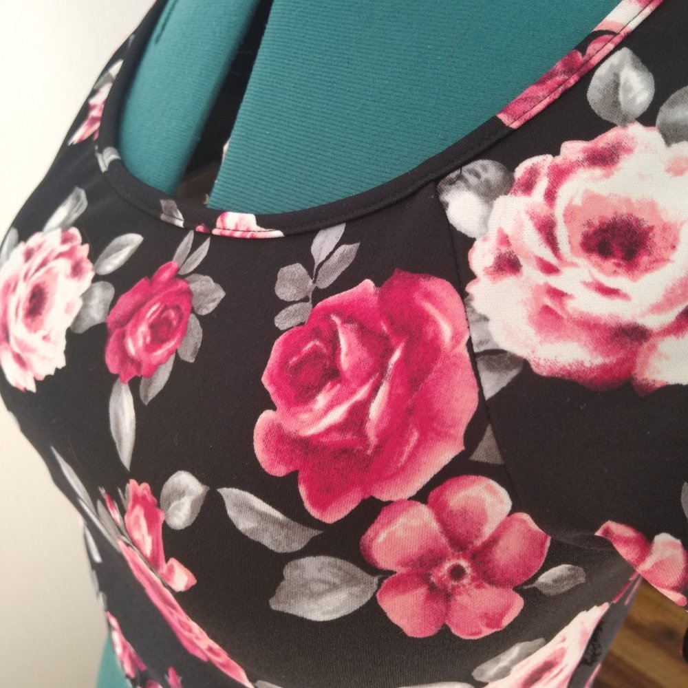 Stretch Floral Print Crop Top with powerful Rockabilly Rollergirl vibes - Picture 2 of 3